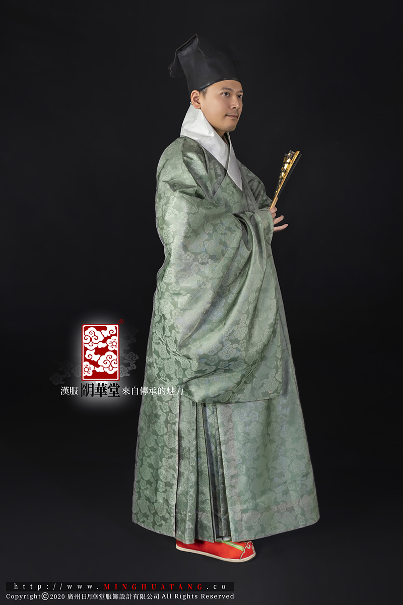 黛绿色道袍(侧身站姿).jpg