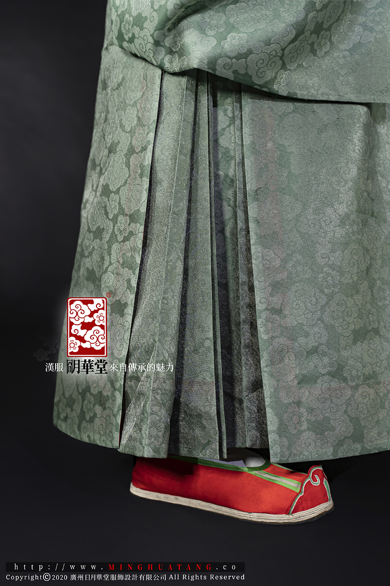 黛绿色道袍(下襬脚面).jpg