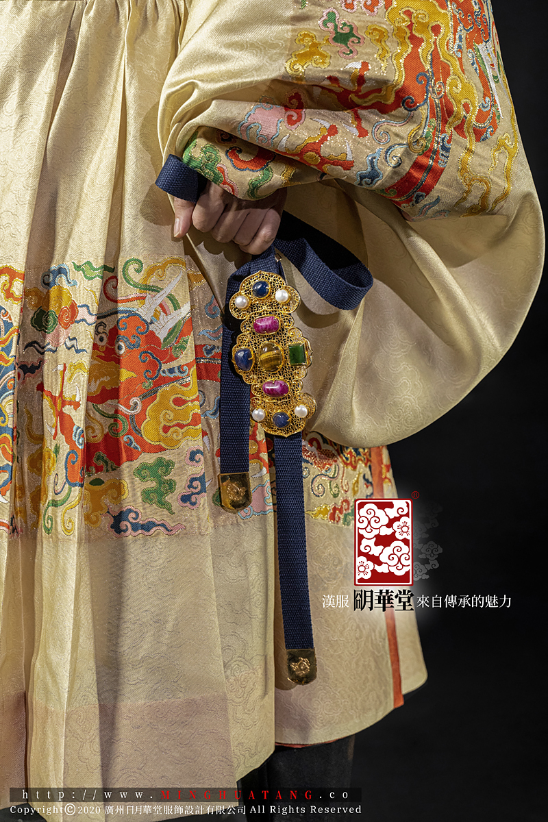 黄飞鱼曳撒 (下襬+带扣).jpg