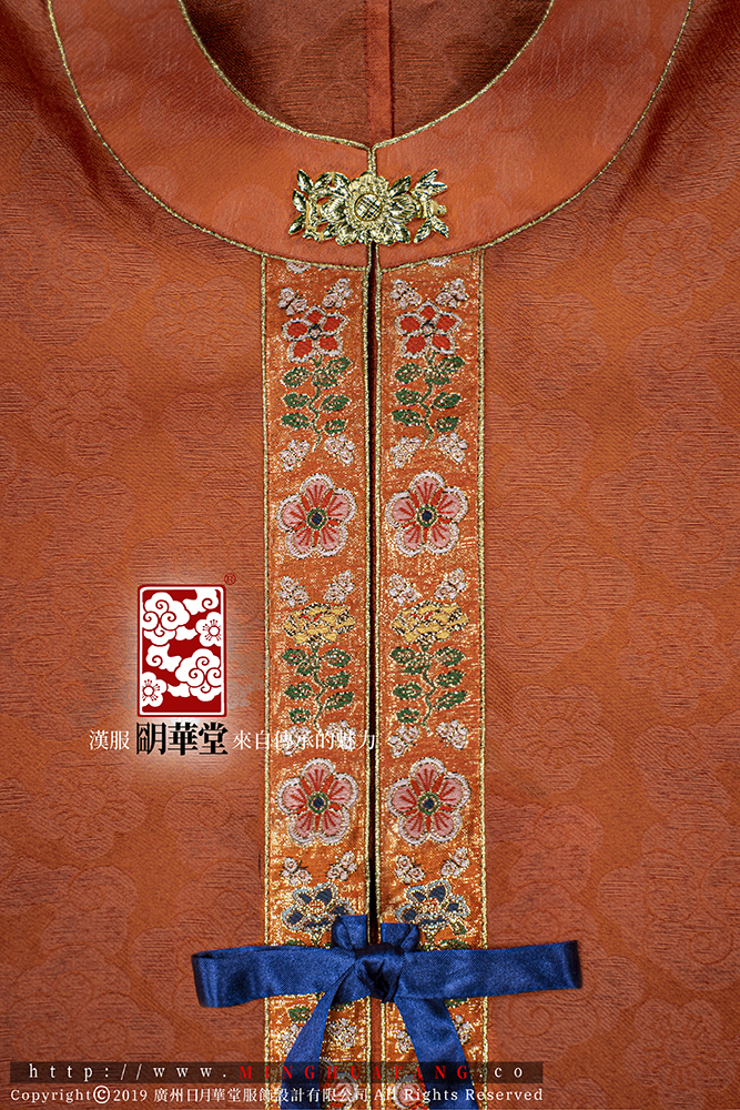 朱红梅花如意云比甲-衣襟局部.jpg