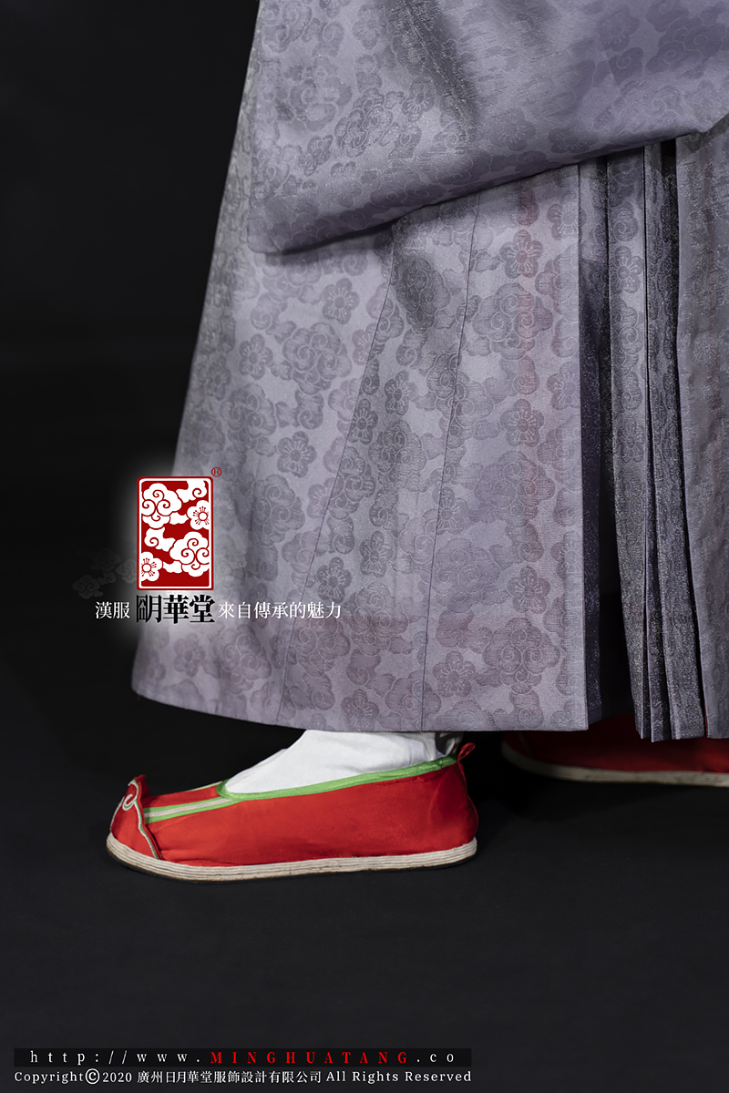 紫藤色道袍(下襬脚面).jpg