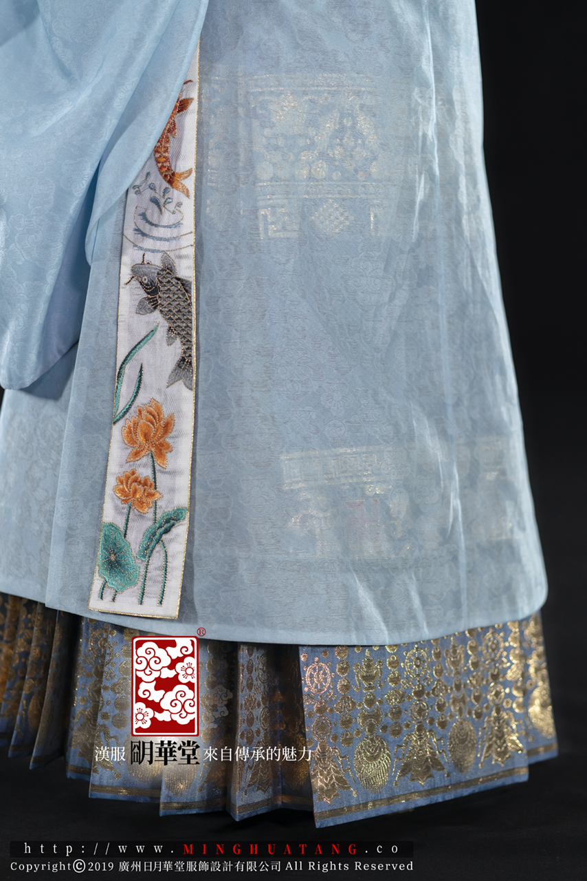 月白梅花如意云竖偏长-站姿背面纱料特写.jpg