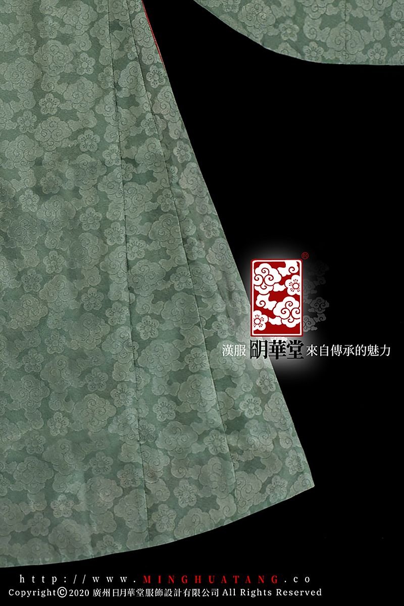 黛绿梅花如意云道袍(摆局部).jpg