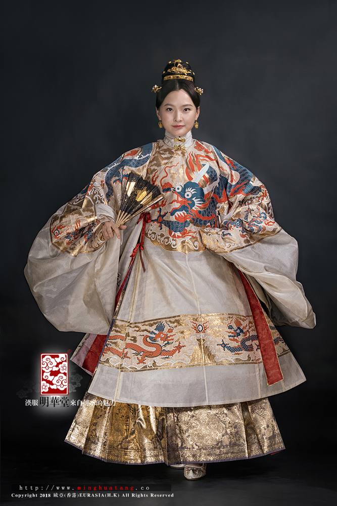 牙白过肩蟒 模特 正面步姿.jpg