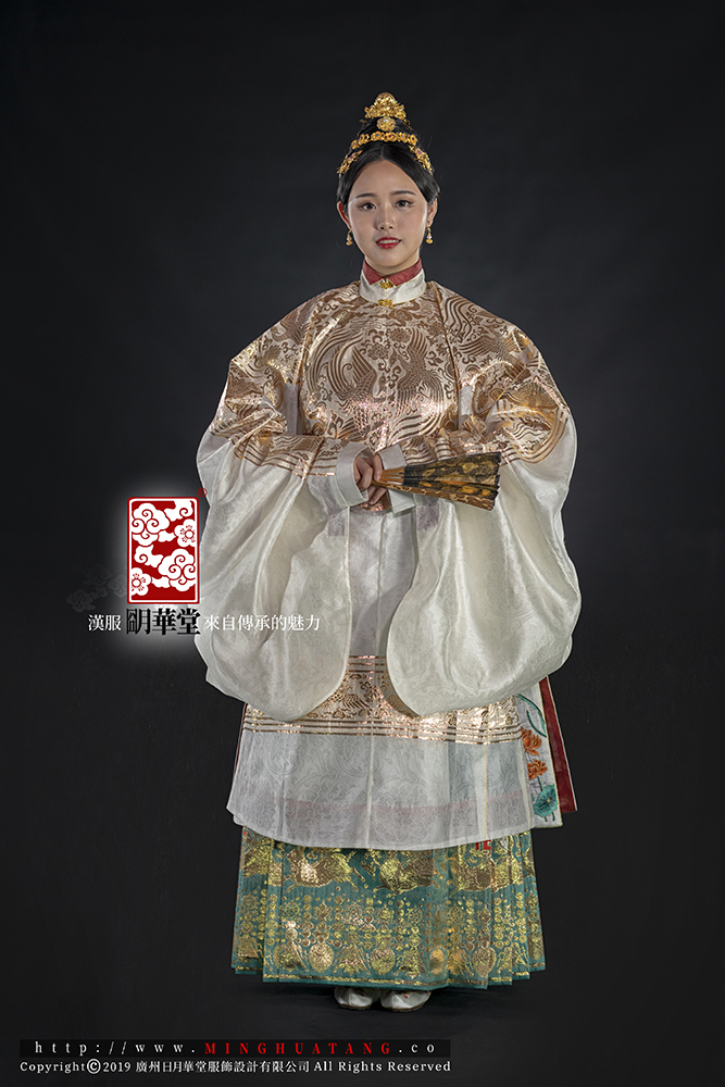牙白翔凤织金纱竖偏女袍-站姿全身.jpg