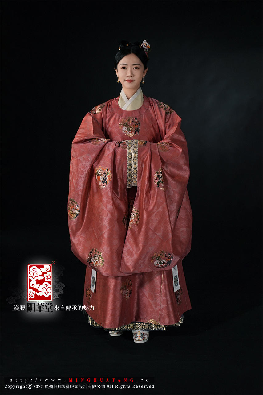 水红唐人抱狮圆领女袍全身正面.jpg