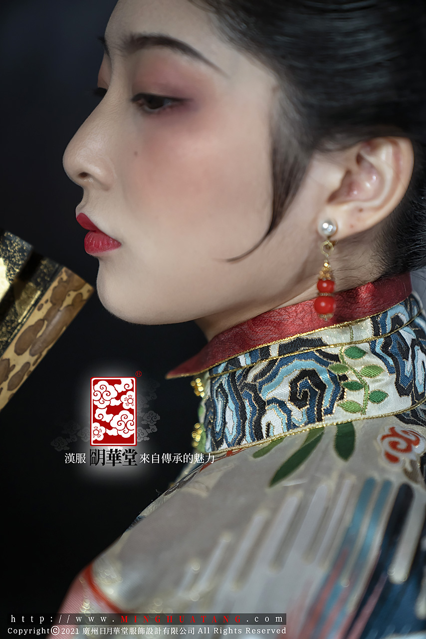白锦鲤袍-衣领特写.jpg