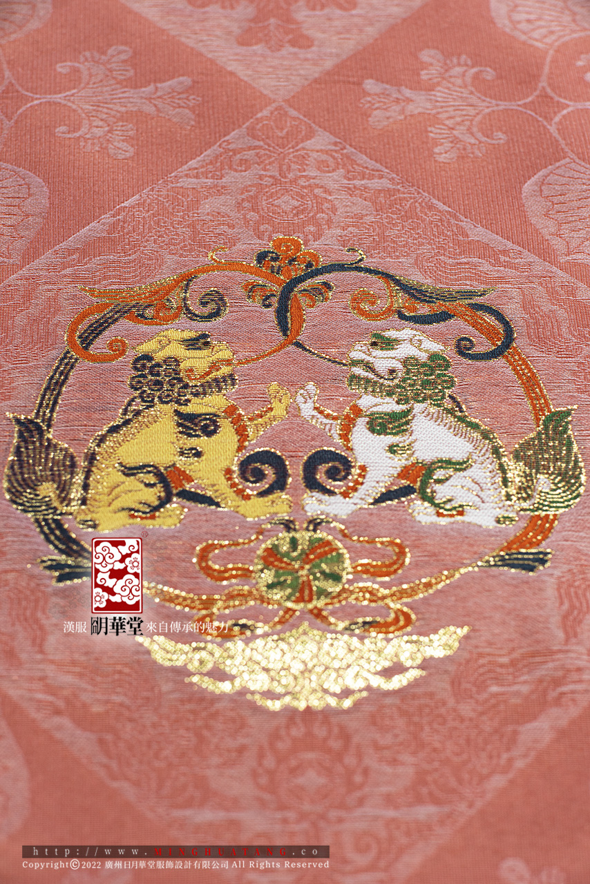唐人抱狮妆花织金纱圆领袍-水红-纹饰特写.jpg