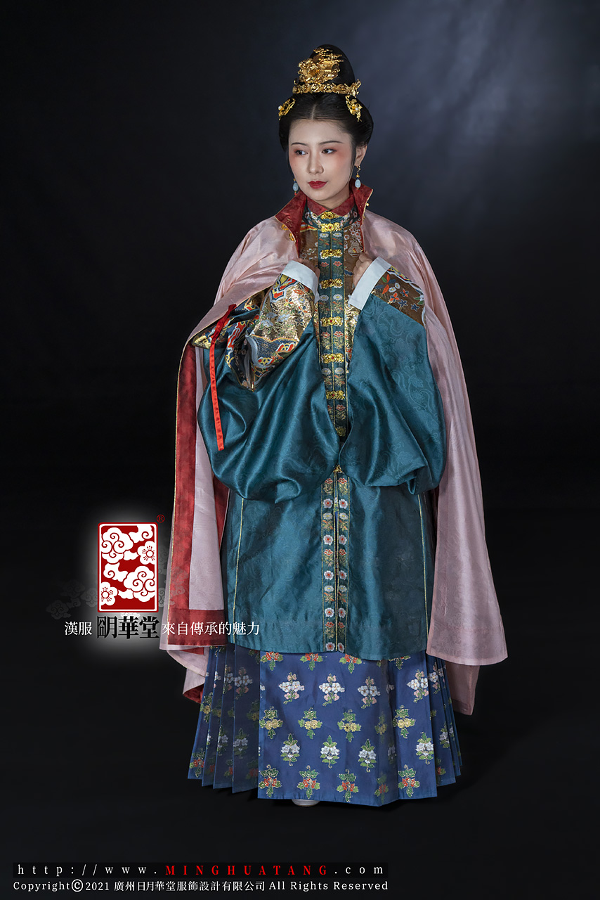 嫣红竖披+绀青花卉裙-露出九羊正面全身.jpg