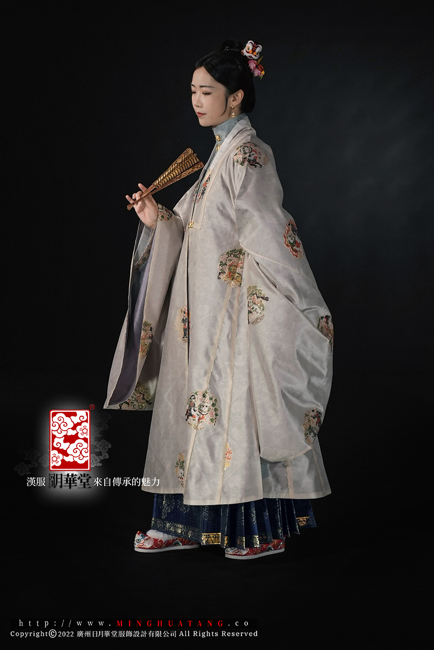 芽白唐人抱狮直领披风全身侧身.jpg