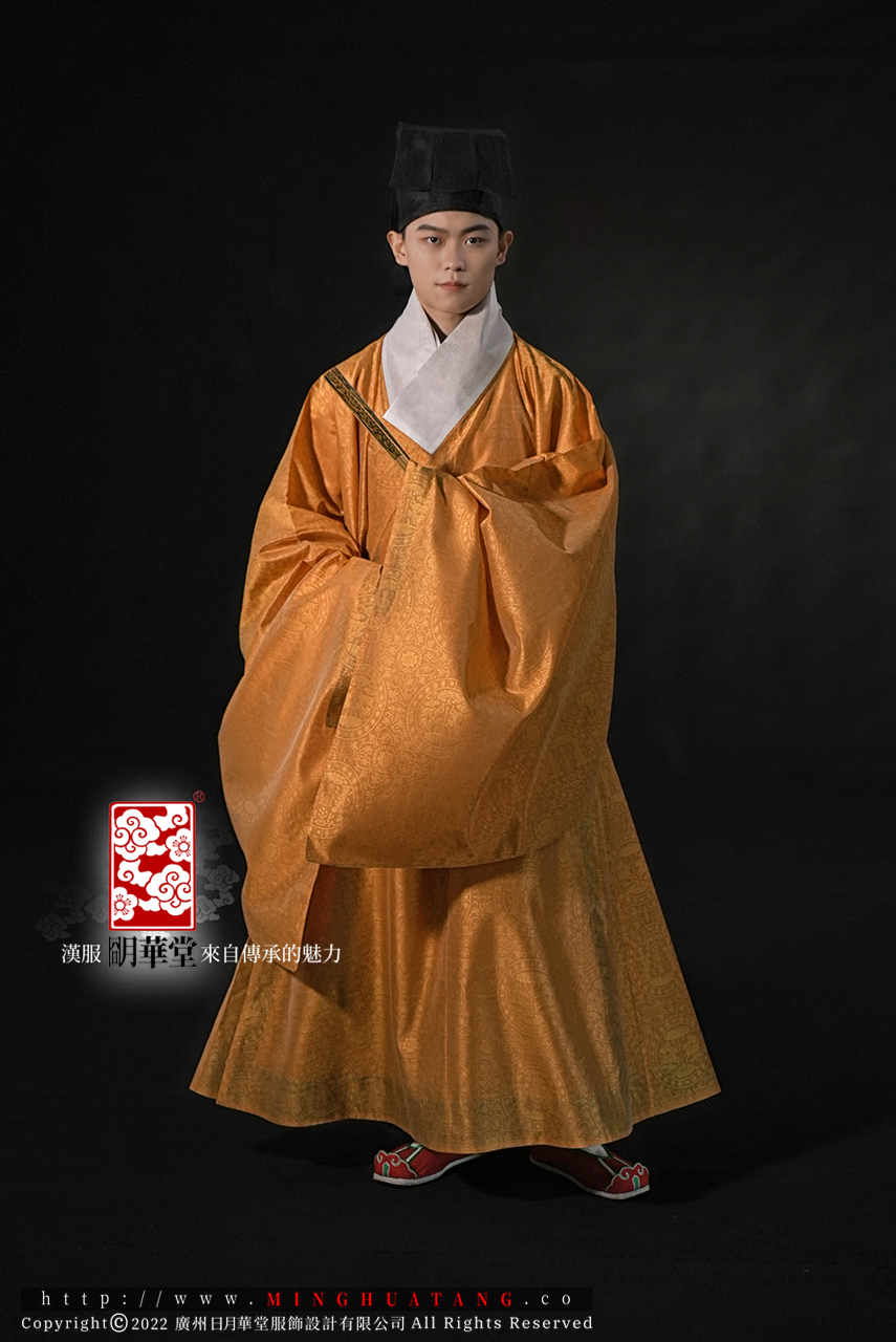 金红马上封侯道袍-正面全身.jpg