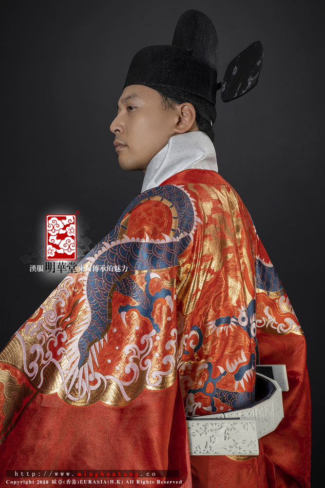 大红 过肩蟒圆领男袍 站姿 - 背面上半身02.jpg