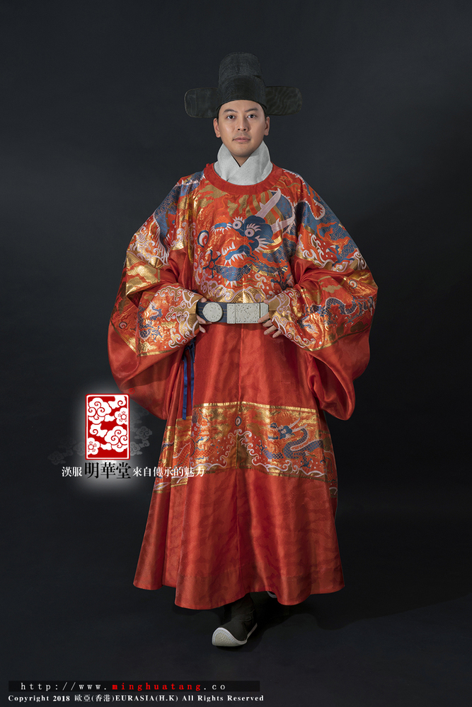 大红 过肩蟒圆领男袍 步姿-正面(1).jpg