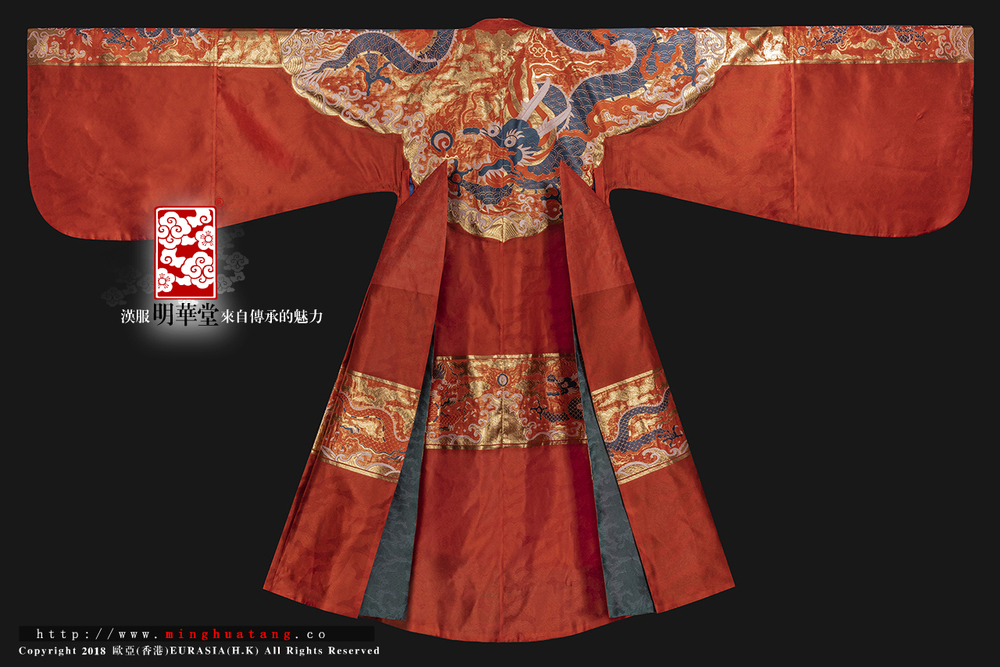 大红 过肩蟒圆领男袍 背面展示.jpg