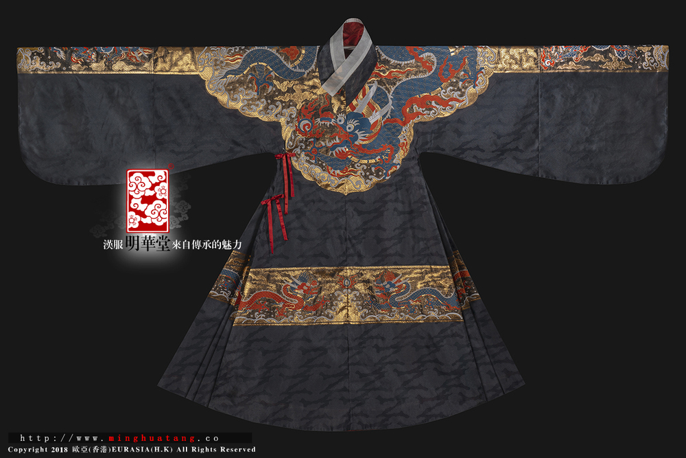 鸦黑 过肩蟒道袍 正面展示.jpg