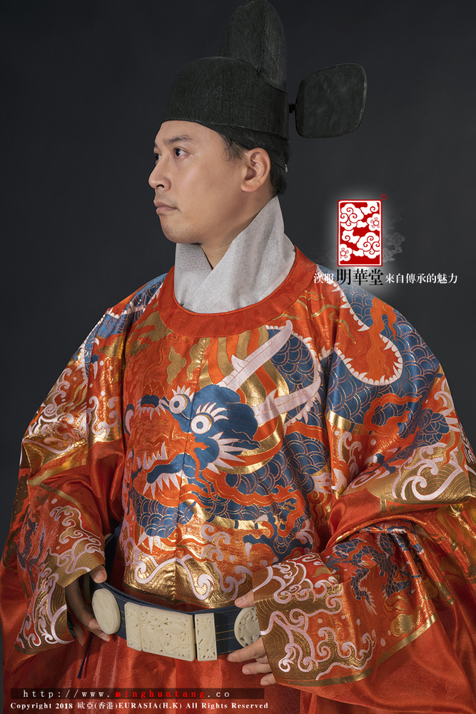 大红 过肩蟒圆领男袍 站姿 - 正面 上半身.jpg