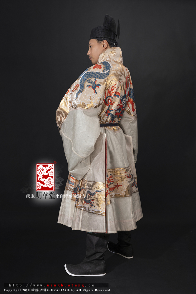 牙白 过肩蟒曳撒 站姿-背面全身.jpg
