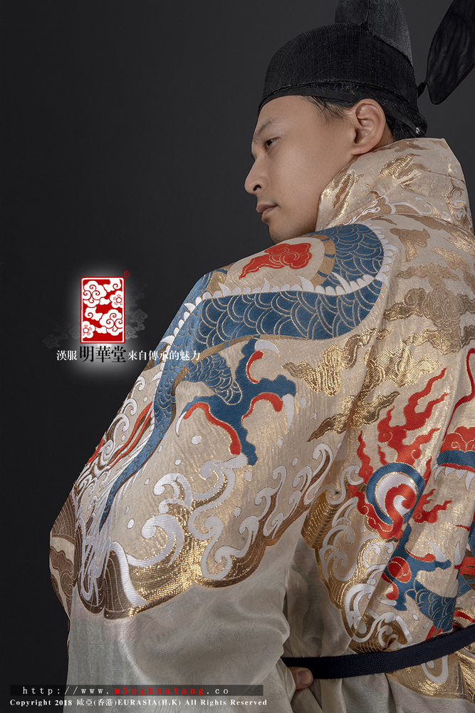 牙白 过肩蟒曳撒 站姿-背面肩膀.jpg